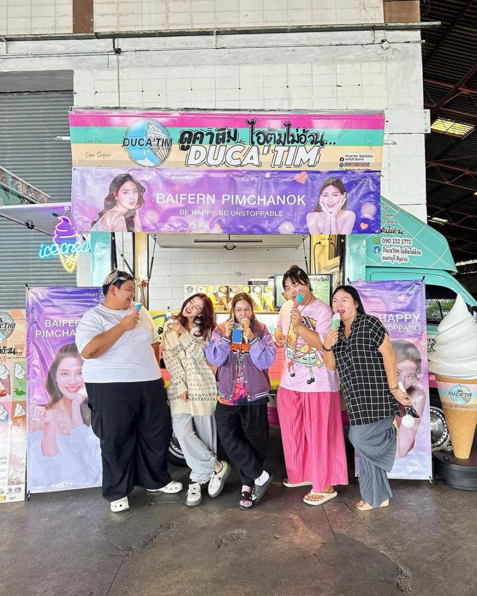 potret Baifern Pimchanok makan es krim di food truck (instagram.com/baifernbah)