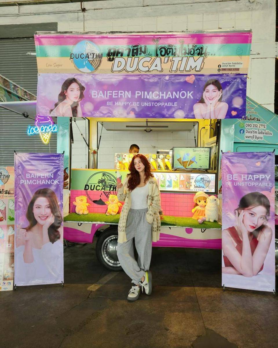 potret Baifern Pimchanok makan es krim di food truck (instagram.com/baifernbah)