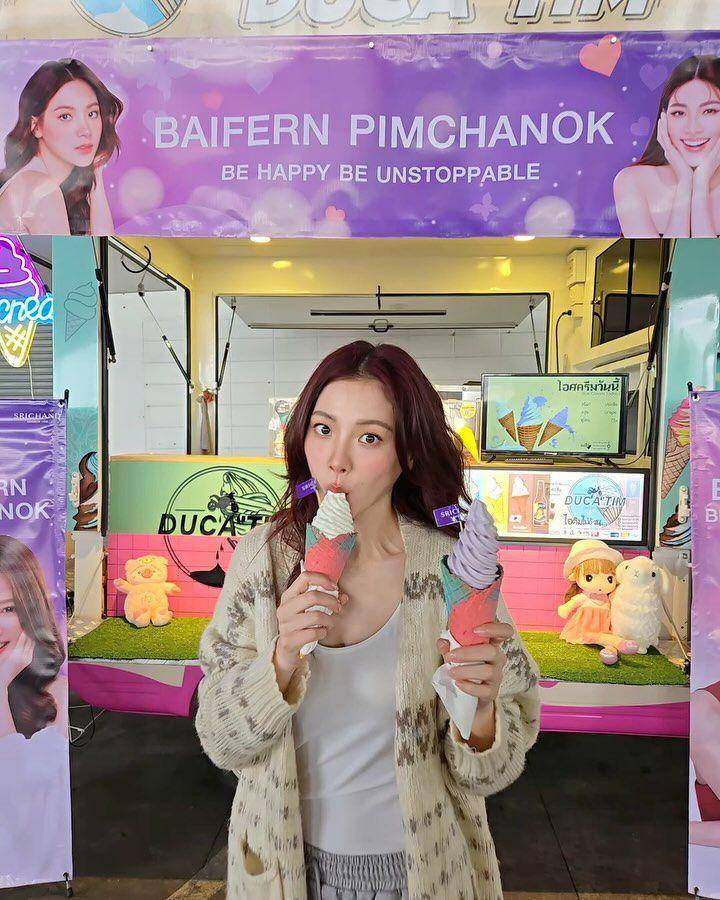 potret Baifern Pimchanok makan es krim di food truck (instagram.com/baifernbah)