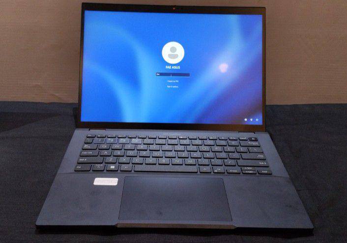 Laptop tipe ExpertBook B3 milik ASUS (IDN Times/Eko Agus  Herianto)