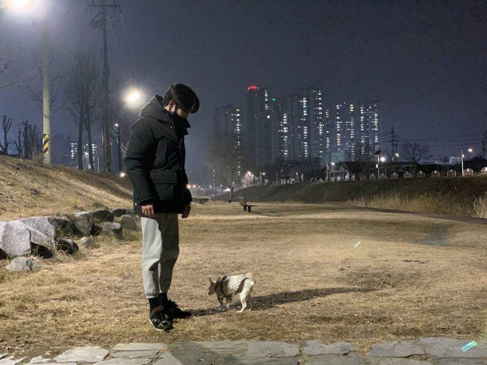 outfit hitam ala Dowoon DAY6 (instagram.com/@d.ddablue)