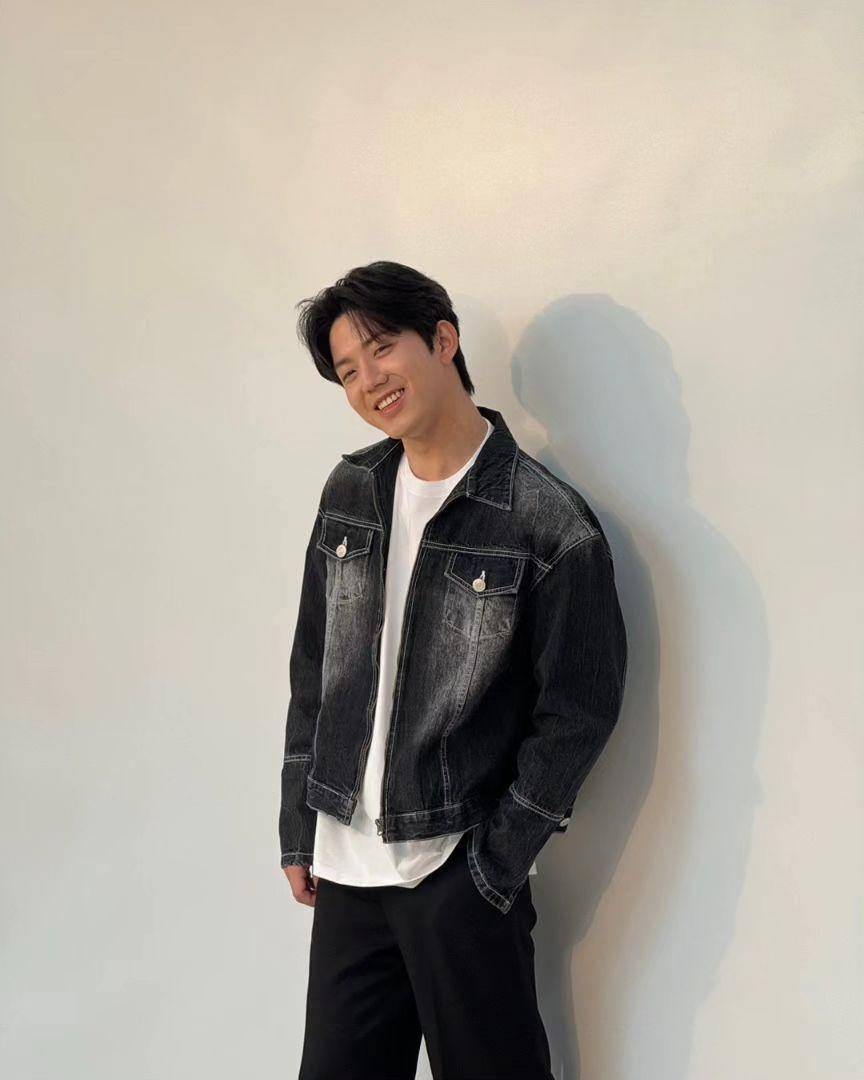 outfit hitam ala Dowoon DAY6 (instagram.com/@d.ddablue)