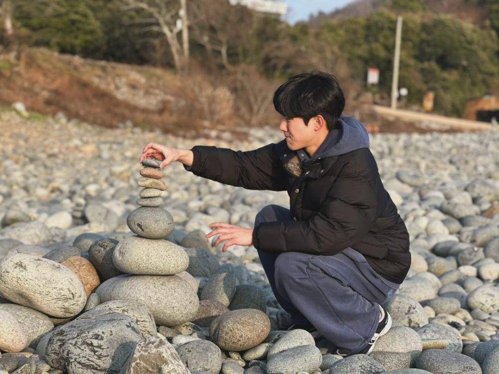 outfit hitam ala Dowoon DAY6 (instagram.com/@d.ddablue)