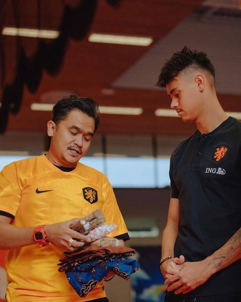 Valentino Jebret dengan Mees Hilgers (oranje_indonesia)