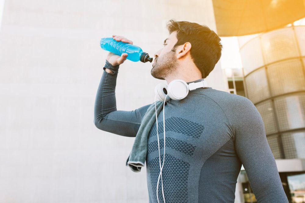 ilustrasi minum air elektrolit (freepik.com/freepik)