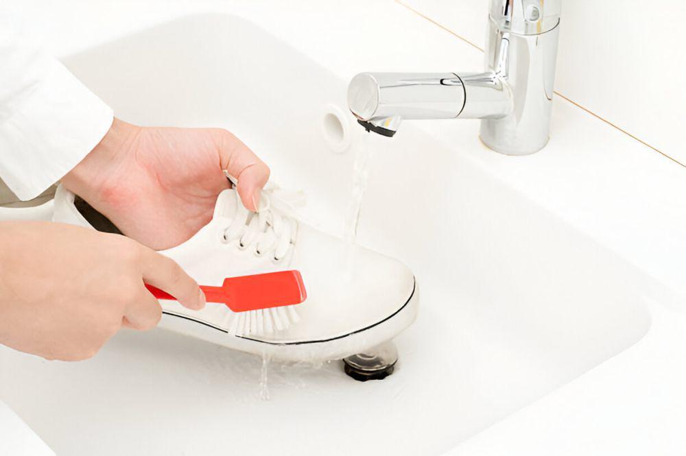 Ilustrasi mencuci sepatu. (istockphoto.com/bee32)