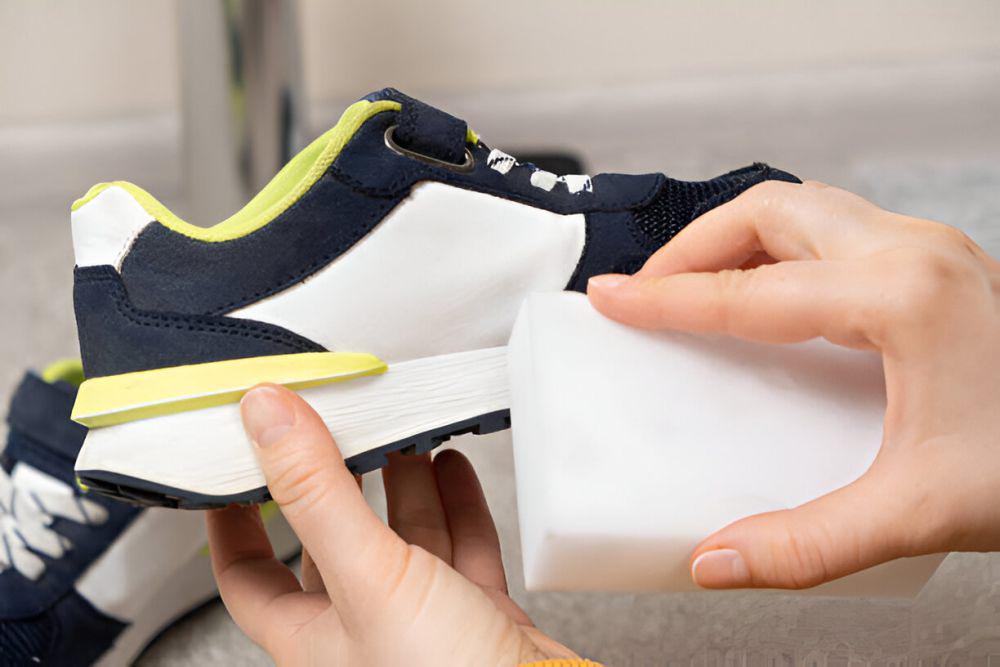 Ilustrasi membersihkan sepatu. (istockphoto.com/Zarina Lukash)