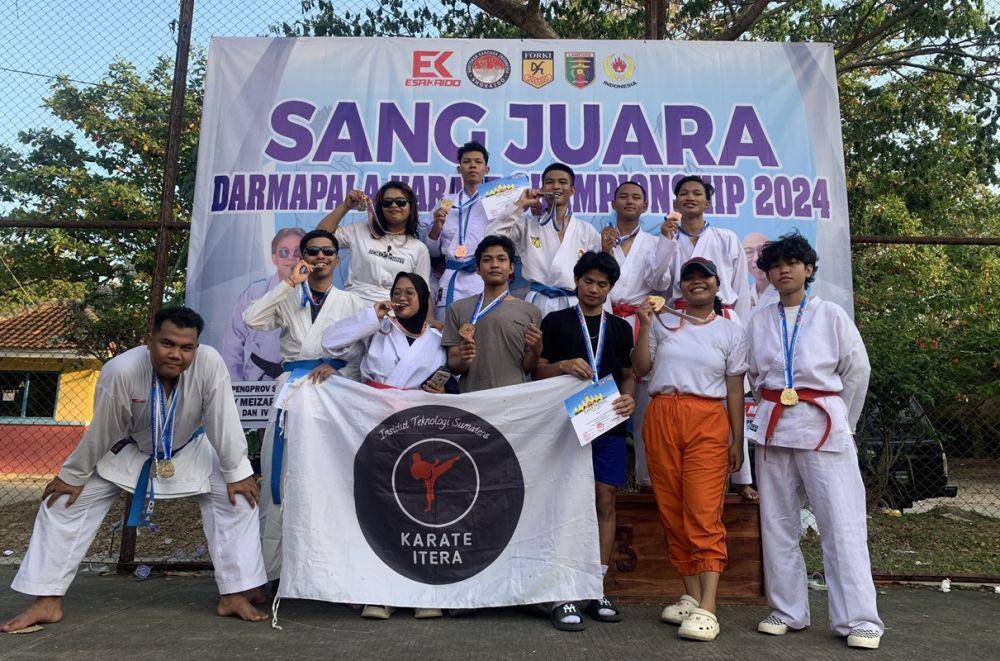 Tim Unit Kegiatan Mahasiswa (UKM) Karate Institut Teknologi Sumatera (Itera) memborong 16 medali dalam kejuaraan Darmapala Shokaido Karate Championship 2024 (dok/officialitera)