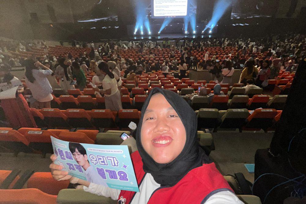 5 Tips Tetap Seru Menonton Fan Meeting Artis Favorit Sendirian