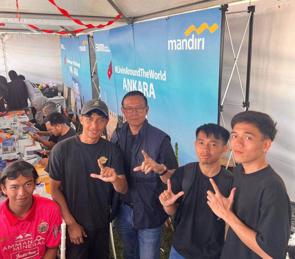 Bank Mandiri terus memperkokoh komitmennya dalam memperluas aksesibilitas layanan perbankan bagi masyarakat Indonesia, baik di dalam negeri maupun mancanegara. (Dok. Bank Mandiri)