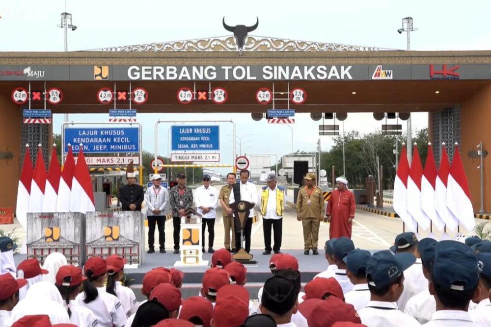 Presiden Jokowi dalam peresmian jalan tol Binjai-Langsa dan Kuala Tanjung-Tebing Tinggi-Parapat. (YouTube.com/Sekretariat Presiden)
