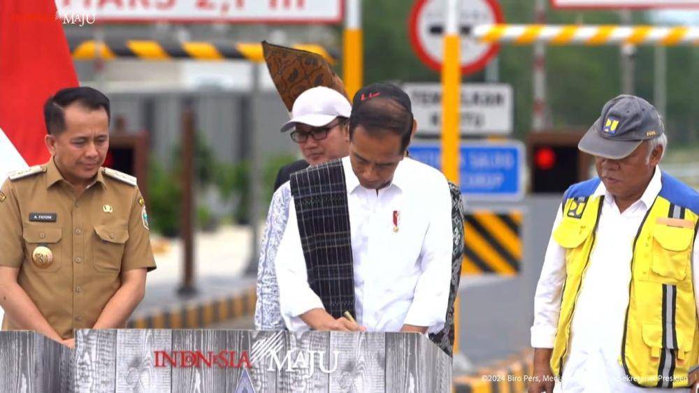 Presiden Jokowi dalam peresmian jalan tol Binjai-Langsa dan Kuala Tanjung-Tebing Tinggi-Parapat. (YouTube.com/Sekretariat Presiden)