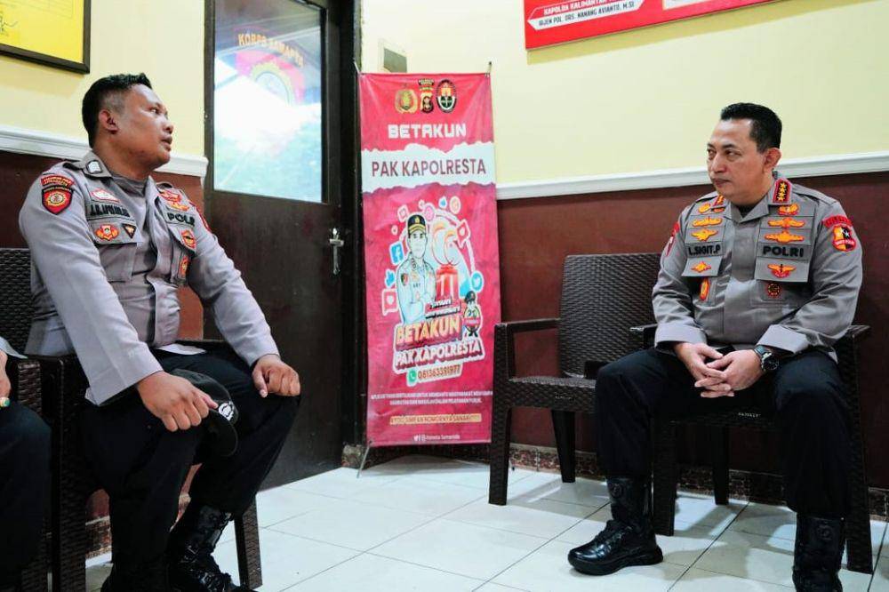 Kapolri Jenderal Listyo Sigit Prabowo menemui langsung Bripka Joko Hadi Aprianto, Bintara Polsek Samarinda Hulu, yang juga seorang penggali kubur untuk masyarakat di Polresta Samarinda, Kalimantan Timur, Senin, 9 September 2024. (dok. Humas Polri)