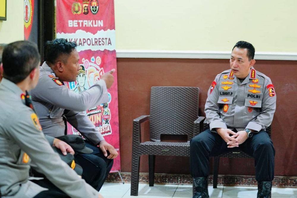 Kapolri Jenderal Listyo Sigit Prabowo menemui langsung Bripka Joko Hadi Aprianto, Bintara Polsek Samarinda Hulu, yang juga seorang penggali kubur untuk masyarakat di Polresta Samarinda, Kalimantan Timur, Senin, 9 September 2024. (dok. Humas Polri)