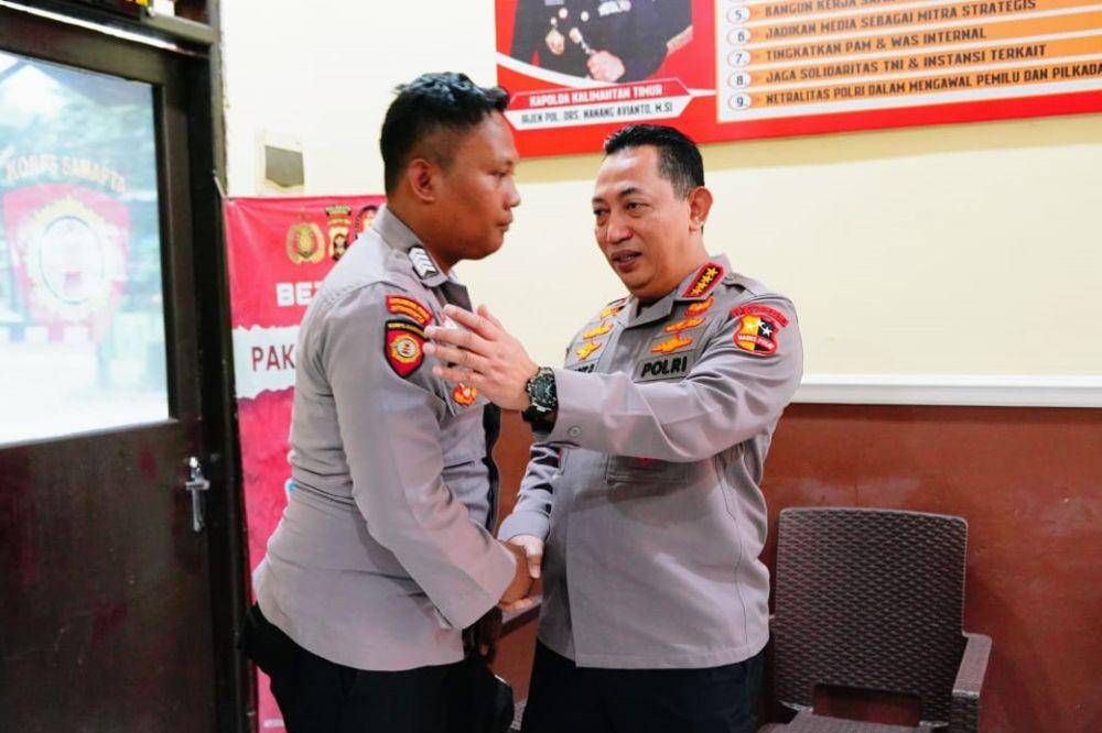 Kapolri Jenderal Listyo Sigit Prabowo menemui langsung Bripka Joko Hadi Aprianto, Bintara Polsek Samarinda Hulu, yang juga seorang penggali kubur untuk masyarakat di Polresta Samarinda, Kalimantan Timur, Senin, 9 September 2024. (dok. Humas Polri)