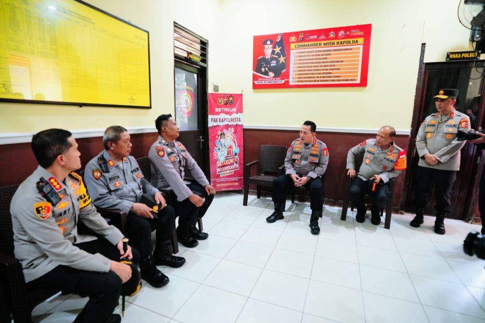 Kapolri Jenderal Listyo Sigit Prabowo menemui langsung Bripka Joko Hadi Aprianto, Bintara Polsek Samarinda Hulu, yang juga seorang penggali kubur untuk masyarakat di Polresta Samarinda, Kalimantan Timur, Senin, 9 September 2024. (dok. Humas Polri)