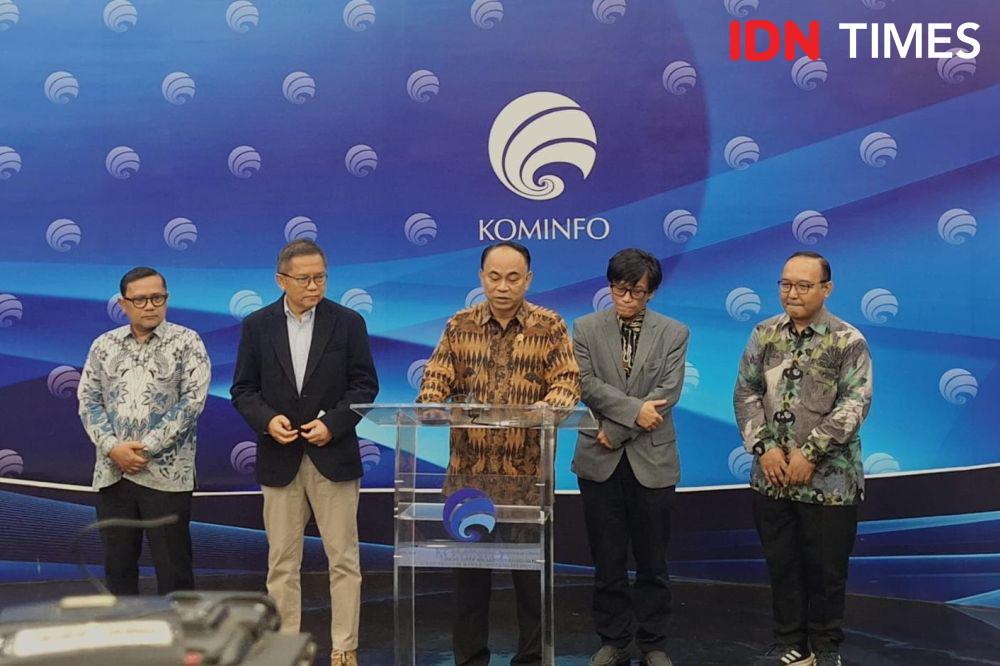 Menkominfo Budi Arie Setiadi dan Chairman of Nexticorn Foundation Rudiantara menyampaikan konferensi pers NextHub Global Summit di kantor Kominfo, Jakarta, Selasa (9/10/2024). (IDN Times/Lia Hutasoit)