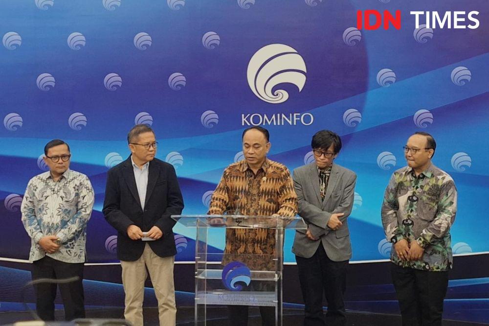 Menkominfo Budi Arie Setiadi dan Chairman of Nexticorn Foundation Rudiantara menyampaikan konferensi pers NextHub Global Summit di kantor Kominfo, Jakarta, Selasa (9/10/2024). (IDN Times/Lia Hutasoit)