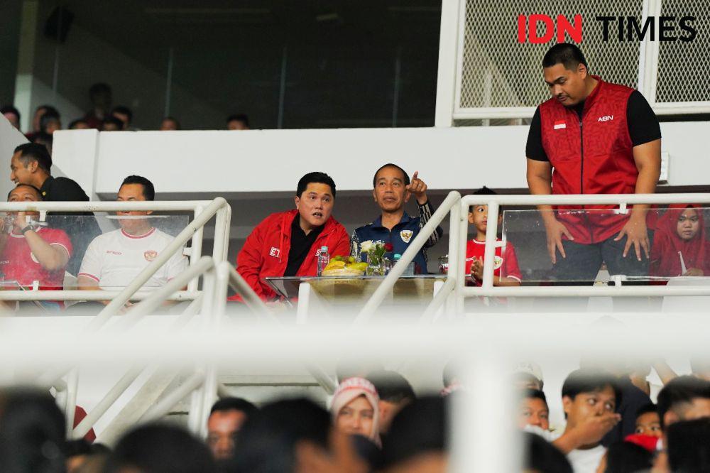 Presiden Joko Widodo bersama Ketua Umum PSSI Erick Thohir saat menonton Timnas Indonesia versus Australia (IDN Times / Tata Firza)