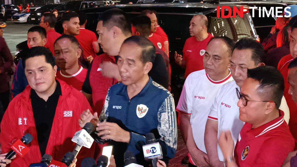 Presiden Joko "Jokowi" Widodo menyaksikan kualifikasi Piala Dunia 2026 di Stadion Utama Gelora Bung Karno, Jakarta, pada Selasa (9/9/2024). (IDN Times/M Ilman Nafi'an)