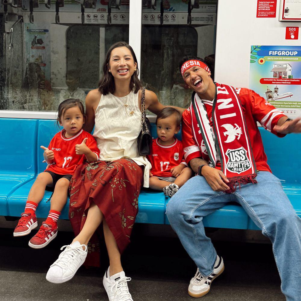Irfan Bachdim nonton Timnas (Instagram.com/jenniferbachdim)