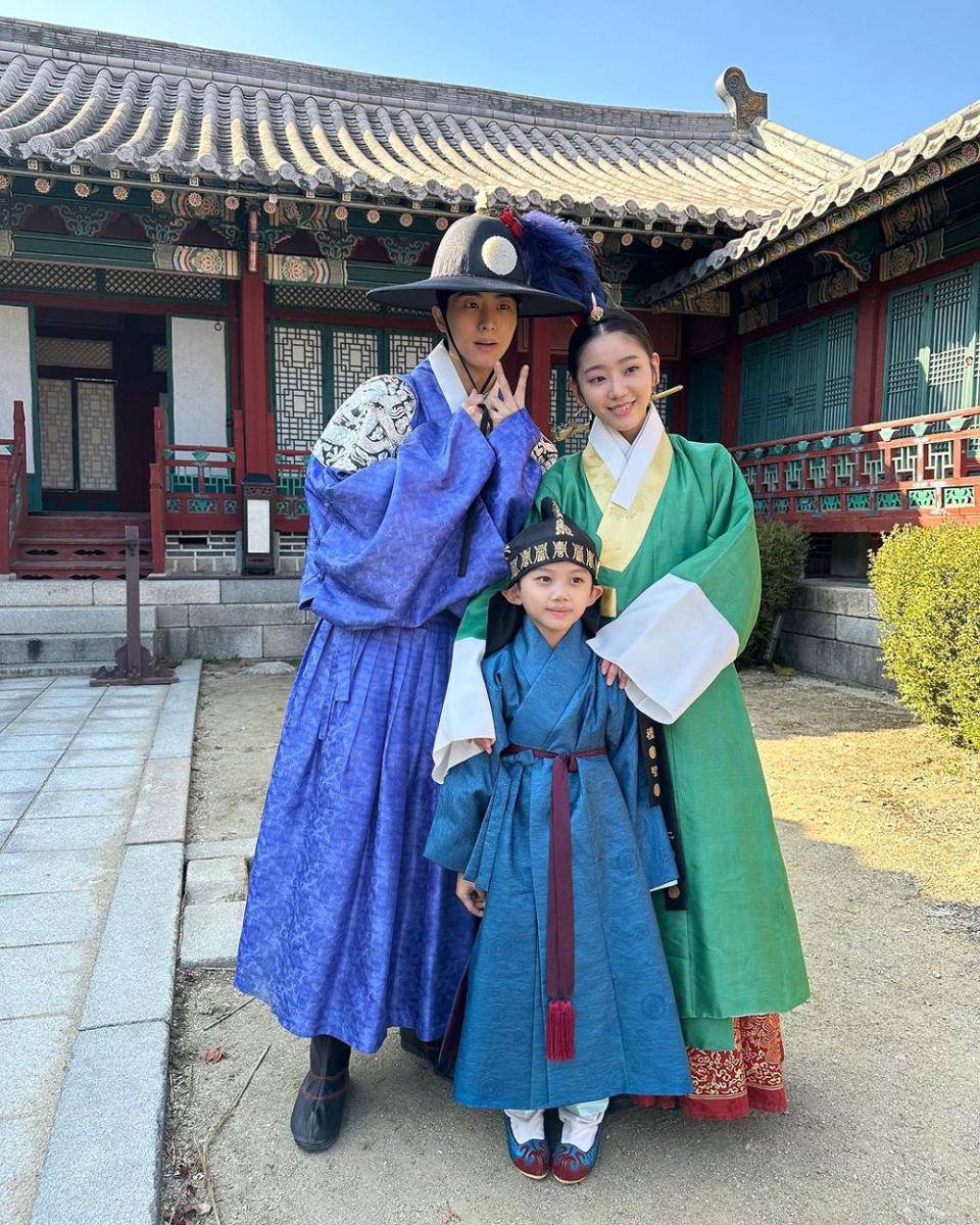 di balik layar drama My Dearest (instagram.com/hyeweon__)