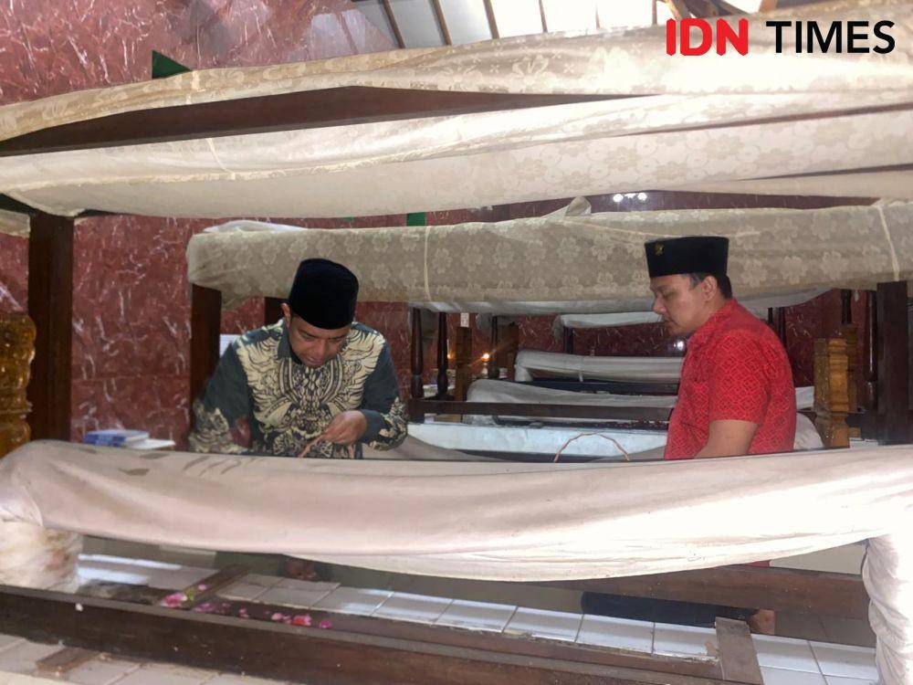 Gus Hans dan Putra Risma saat ziarah di Makam Sawunggaling, Rabu (11/9/2024) malam. (IDN Times/Khusnul Hasana)
