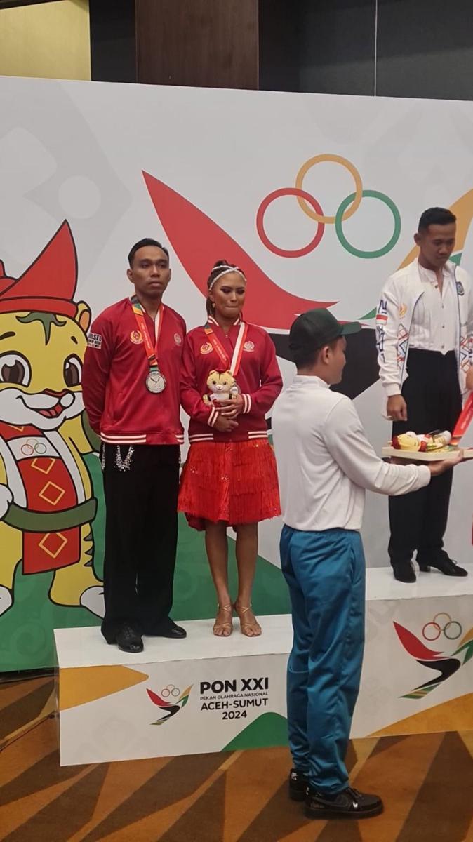 Atlet senam Sulsel, Ade Tri Putra Kadiaman dan Anastasya Kadiaman meraih medali perak di PON Aceh-Sumut 2024. ( PB PON XXI/Kusuma Wijaya)