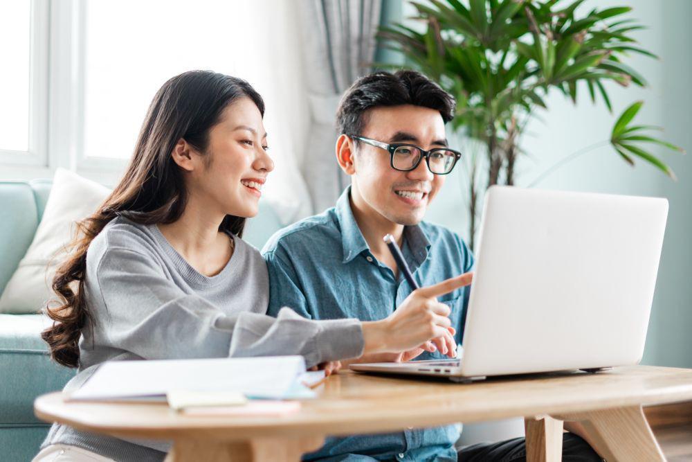 Ilustrasi pasangan sedang apply online Kartu Kredit BCA (123rf.com/1112000)