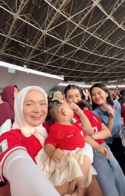 potret WAGs timnas di Indonesia vs Australia (instagram.com/rismahanisulaiman_)