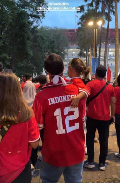 Irfan Bachdim nonton Timnas (Instagram.com/jenniferbachdim)