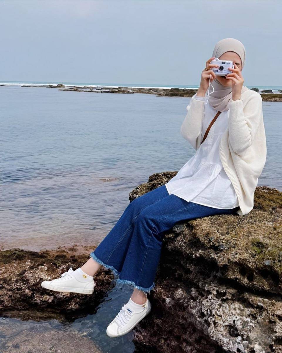 Ilustrasi OOTD ke pantai (instagram.com/raniaskdr_)