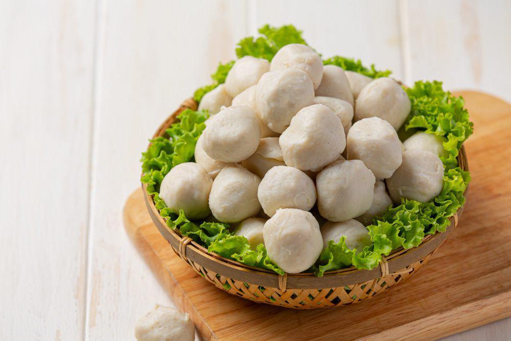 ilustrasi bakso ikan (freepik.com/jcomp)