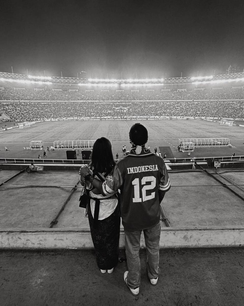 Irfan Bachdim nonton Timnas (Instagram.com/jenniferbachdim)