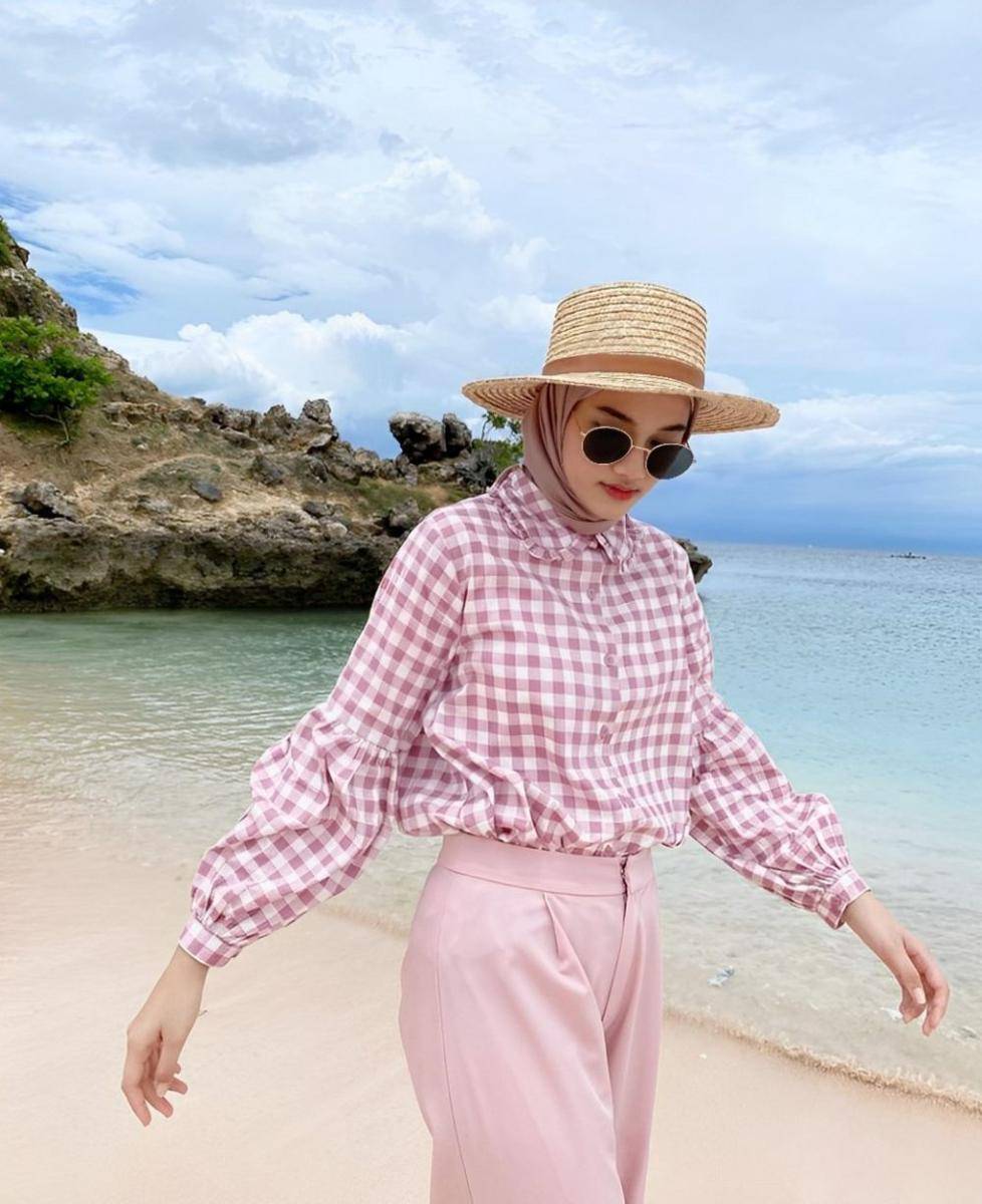 Ilustrasi OOTD ke pantai (instagram.com/raniaskdr_)