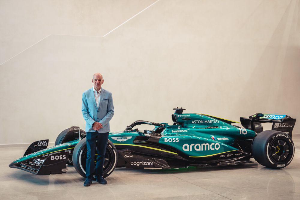 Adrian Newey berfoto di dekat mobil AMR24 milik Aston Martin. (x.com/AstonMartinF1)