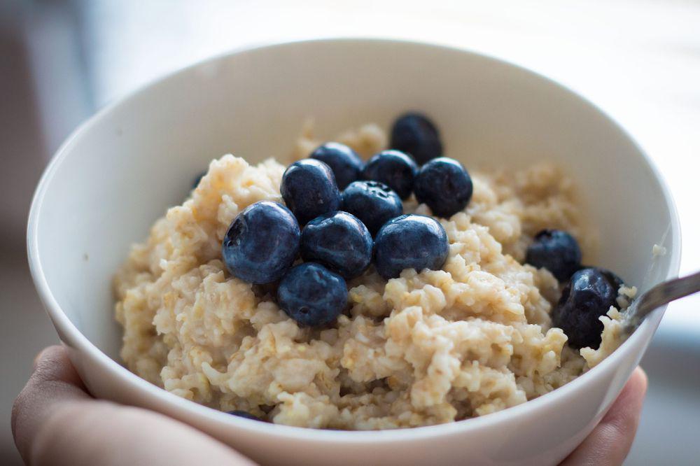 ilustrasi oatmeal blueberry (pixabay.com/iha31)