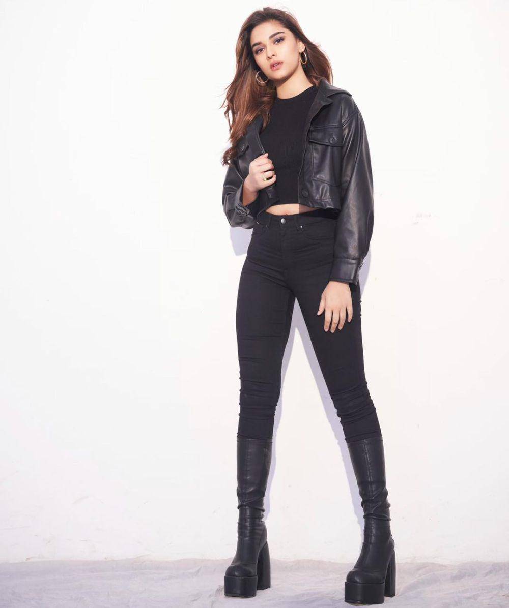 ide outfit crop top ala Saiee M Manjrekar (instagram.com/saieemmanjrekar)