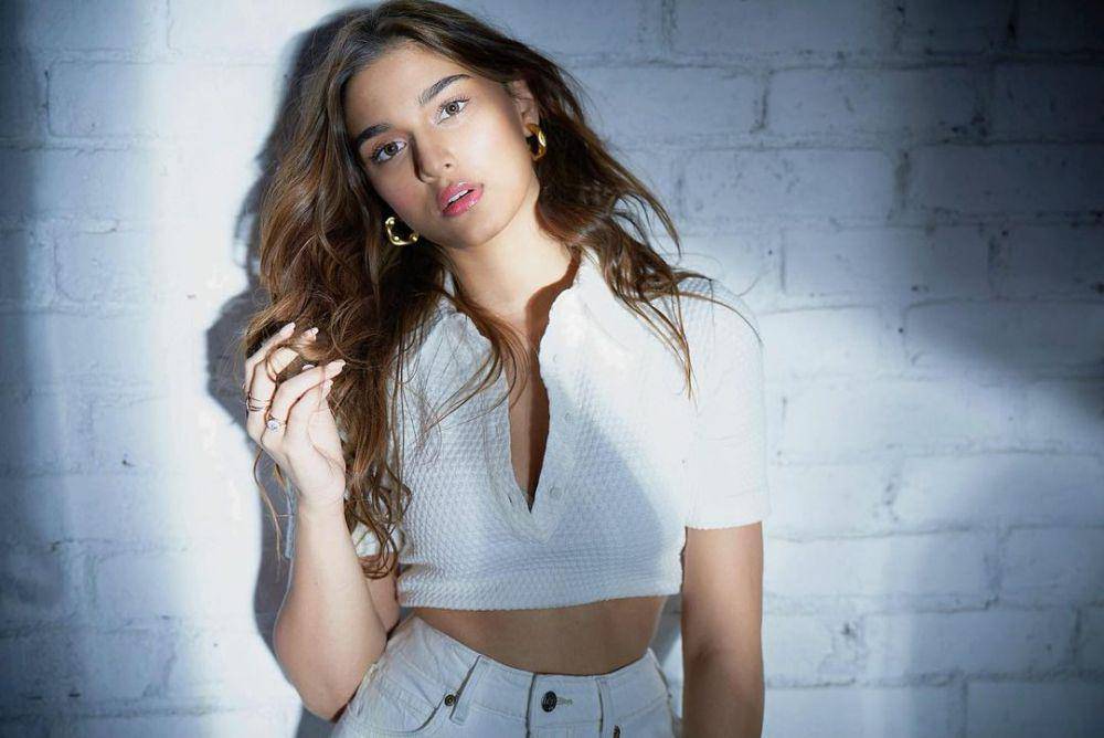 ide outfit crop top ala Saiee M Manjrekar (instagram.com/saieemmanjrekar)