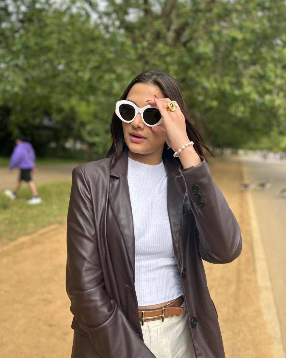 ide outfit crop top ala Saiee M Manjrekar (instagram.com/saieemmanjrekar)