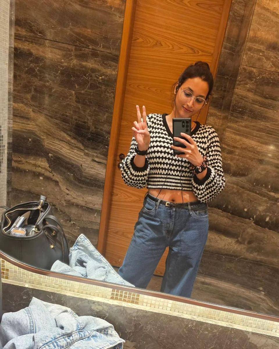 ide outfit ala Srinidhi Shetty (instagram.com/srinidhi_shetty)