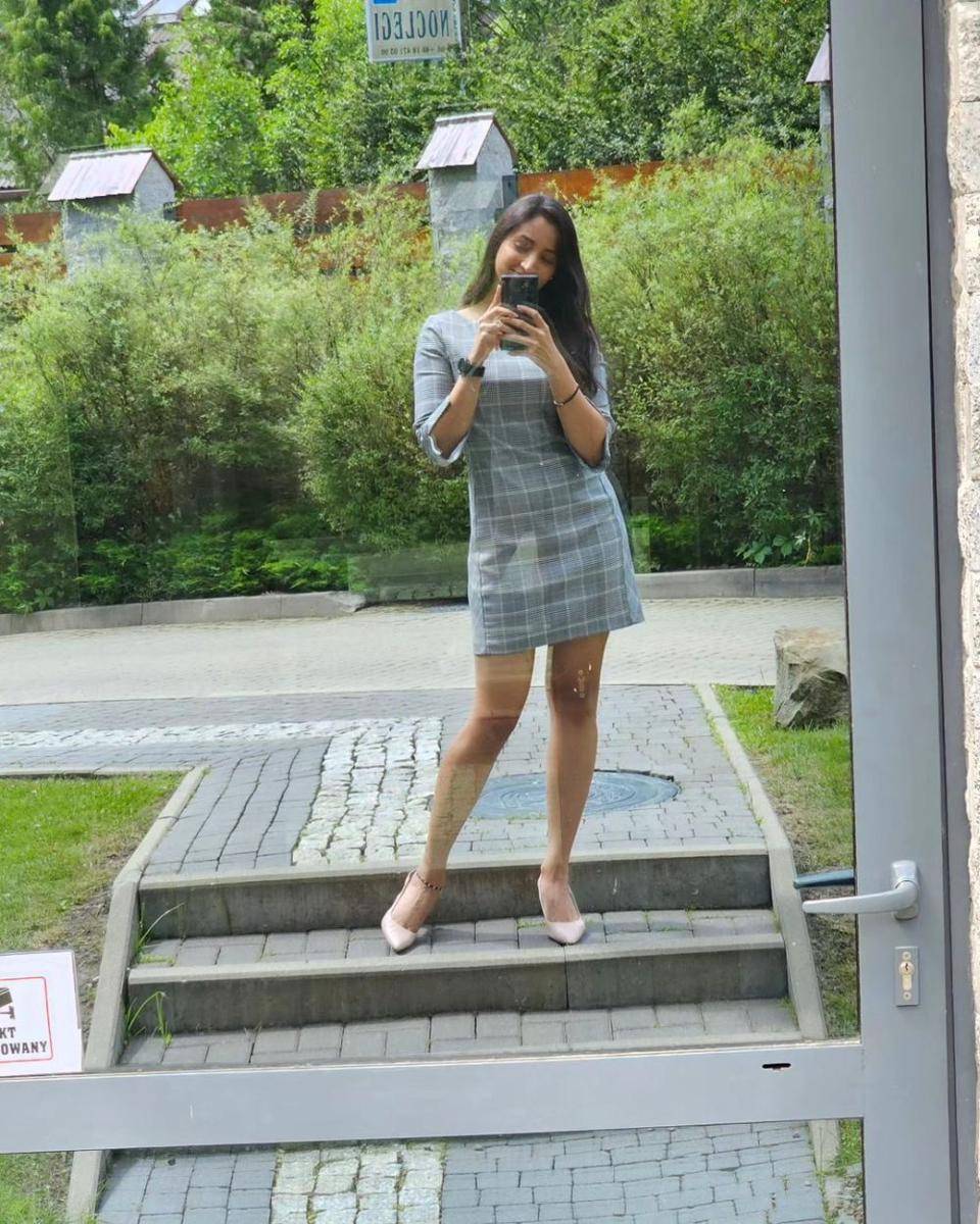 ide outfit ala Srinidhi Shetty (instagram.com/srinidhi_shetty)