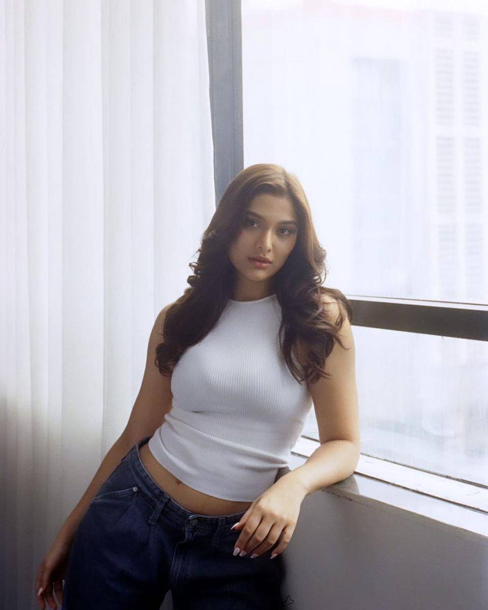 ide outfit crop top ala Saiee M Manjrekar (instagram.com/saieemmanjrekar)