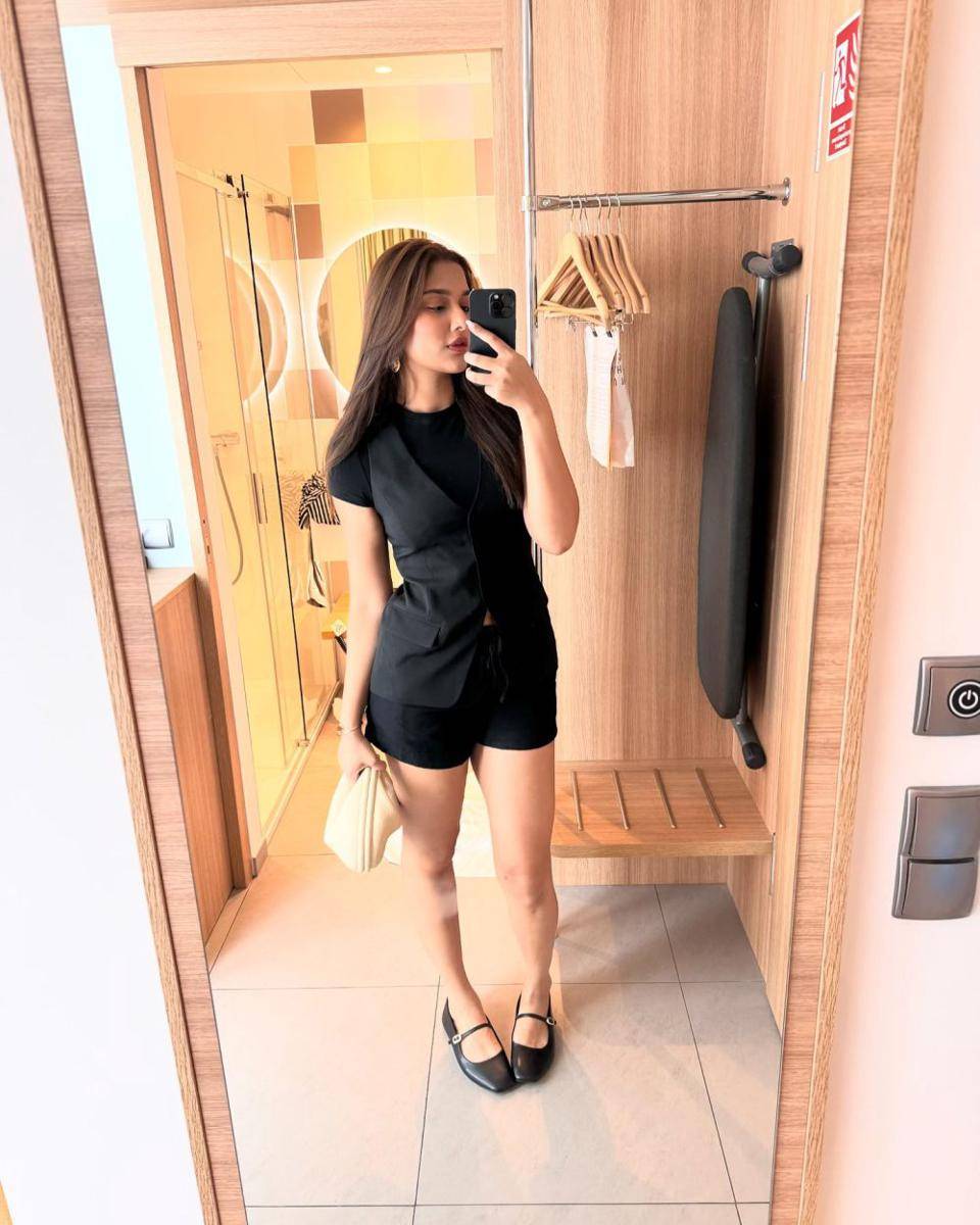 ide outfit crop top ala Saiee M Manjrekar (instagram.com/saieemmanjrekar)
