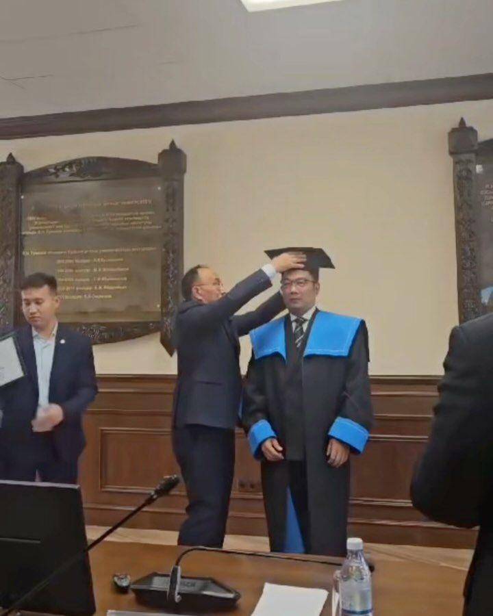 potret Ridwan Kamil raih gelar profesor (instagram.com/ataliapr)