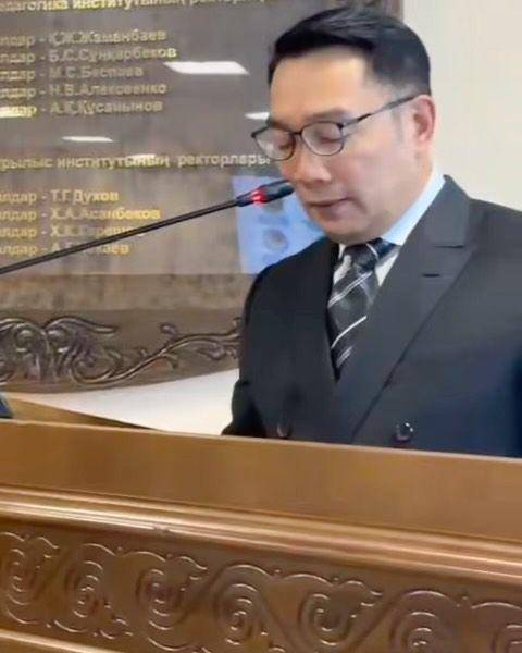 potret Ridwan Kamil raih gelar profesor (instagram.com/ataliapr)