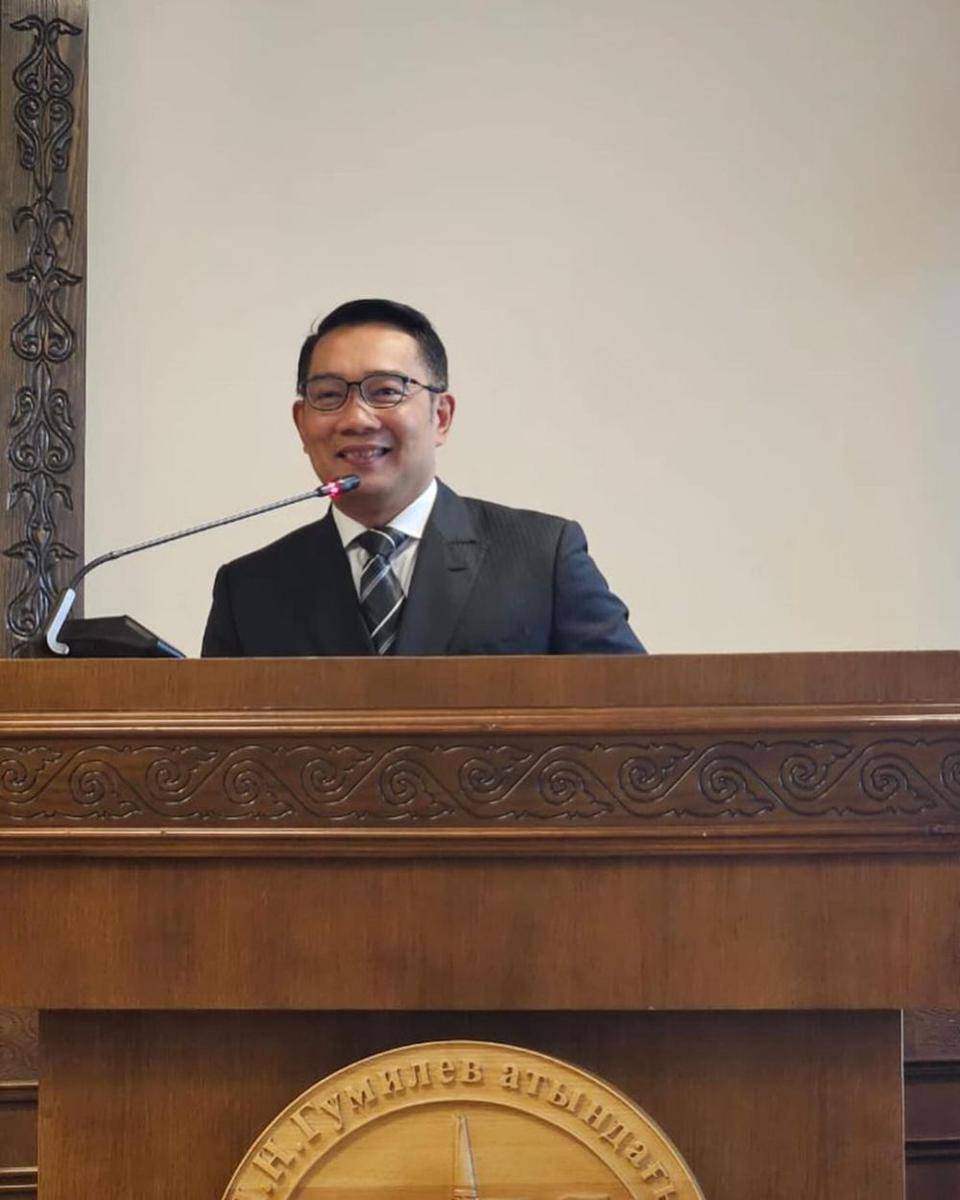 potret Ridwan Kamil raih gelar profesor (instagram.com/ataliapr)