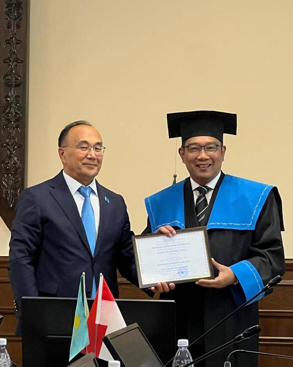 potret Ridwan Kamil raih gelar profesor (instagram.com/ataliapr)
