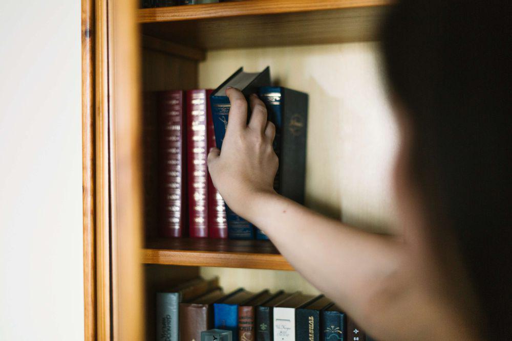 Menata buku di rak. (Freepik/freepik)