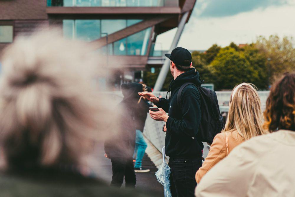 ilustrasi tour guide (unsplash.com/Dan Smedley)